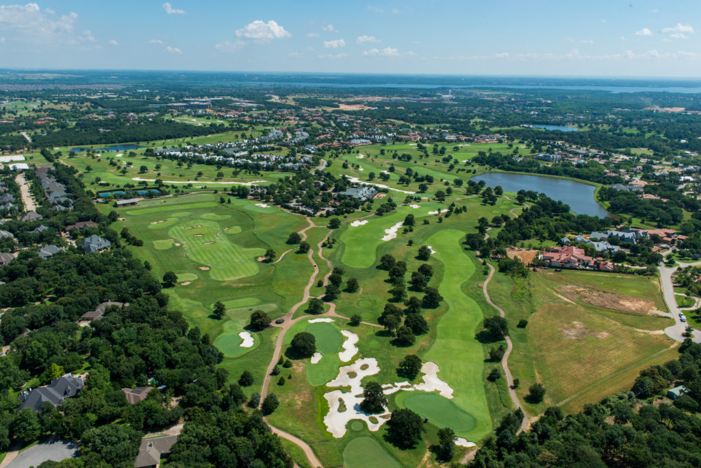 A bird's eye view of a golf course