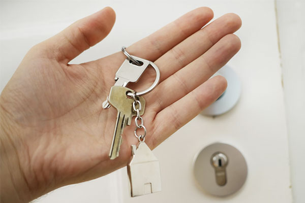 A hand holding the keys to a home